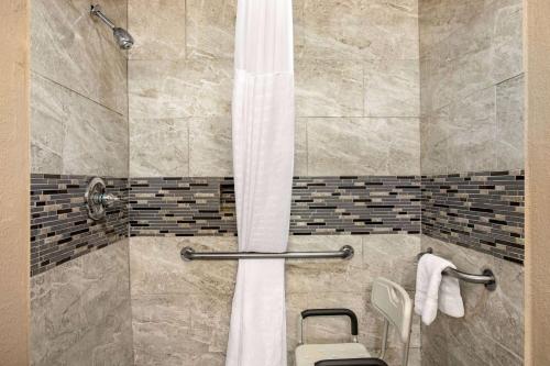 盖恩斯维尔德州盖恩斯维尔速8酒店的带淋浴和卫生间的浴室