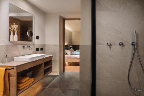 修希Max Green Wood Apartments的一间带水槽和淋浴的浴室