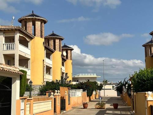 奥里韦拉Casa Castillo Penthouse with balcony and solarium near La Zenia boulevard的上面一排有圆顶的建筑