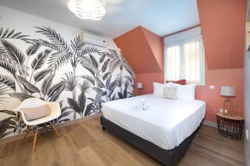圣丹尼斯Karédor-Appartement 4 personnes , proche du centre-ville de Saint-Denis的一间卧室配有一张大床和壁画