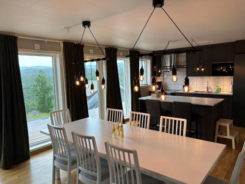 塔那比Tärnaby UpHill的厨房以及带桌椅的用餐室。