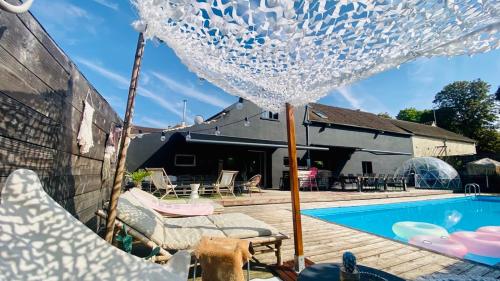 ÉcuellesLa Villa d'ElodibiZa, 45mn de Paris en train avec piscine !的游泳池前的玻璃伞