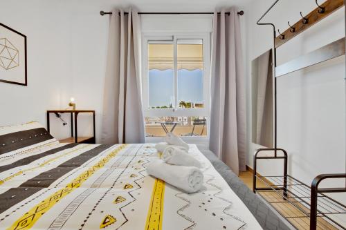 多列毛利诺斯Vistamarina A409 By IVI Real Estate的一间卧室配有一张带黄白色床单的大床