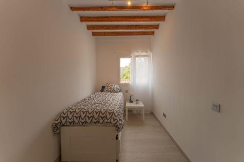 大加那利岛拉斯帕尔马斯Finca Artiles的一间白色客房内的床铺卧室