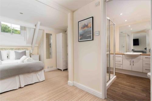 马拉扎恩Room 6, Hotel style Double bedroom in Marazion的一间白色的大卧室,配有床和水槽