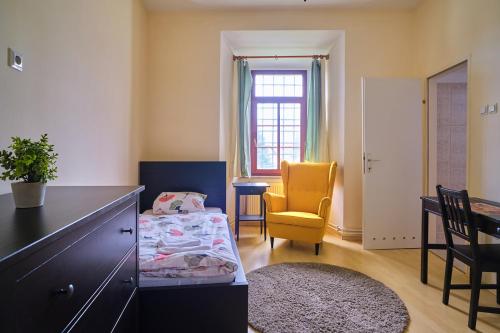 卡姆尼克Samostan Mekinje的一间卧室配有一张床、一张桌子和一把椅子