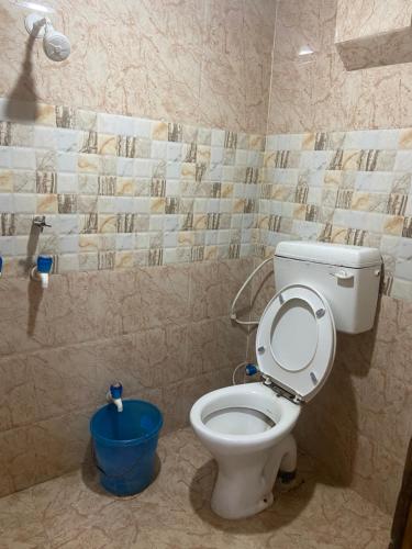 加雅Suraj Bhawan的一间带卫生间和蓝色桶的浴室