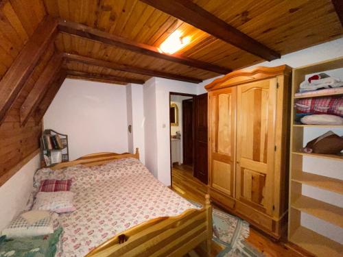 弗拉西克Oaza mira Vlasic的一间小卧室,配有一张床和木制天花板
