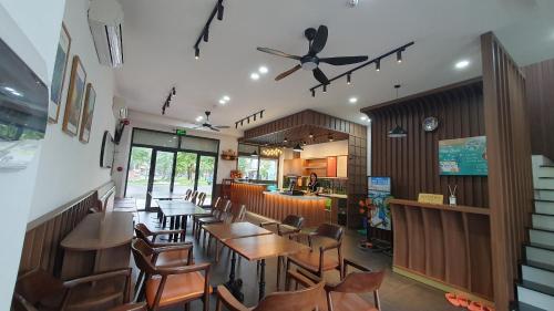 富国Xan hotel Phu Quoc的餐厅配有桌椅和吊扇