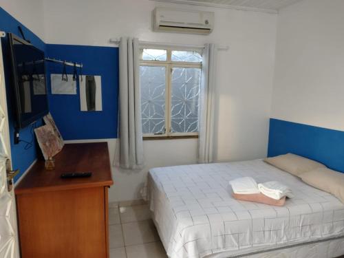 博阿维斯塔Meu Oca的一间小卧室,配有床和窗户