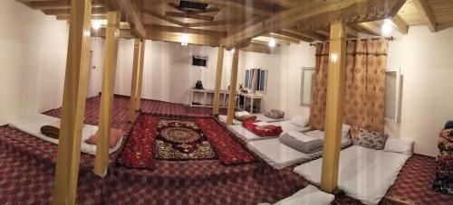 罕萨Karakorum Family Guest House Hunza的一间客厅,客厅内配有白色沙发