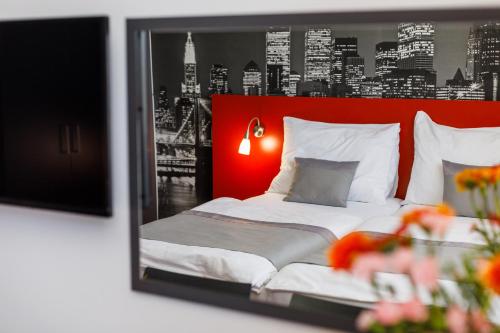布尔诺维史塔酒店的一间卧室配有一张红色床头板的床