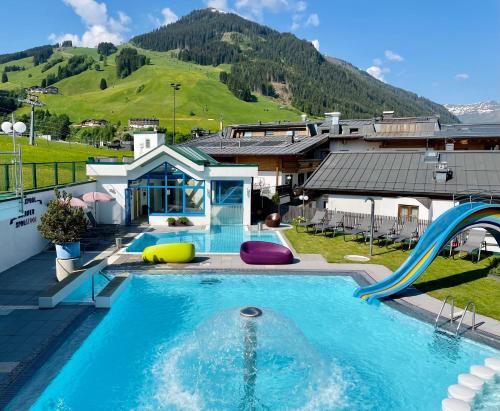 萨尔巴赫Wellness- und Familienhotel Egger的一座房子里一个带滑梯的游泳池