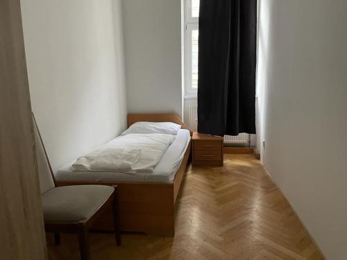 维也纳easybook-in的一间小卧室,配有一张床和一把椅子