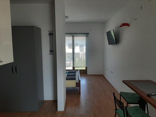 Gornja ToplicaIme Ruze apartmani Banja Vrujci的一间带桌子的客厅和一间餐厅