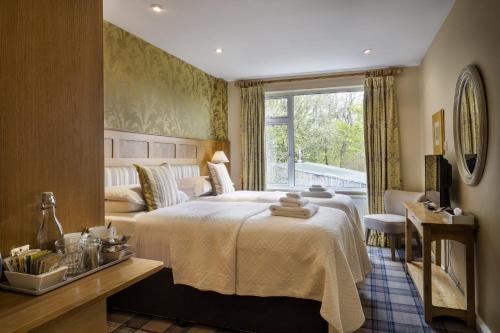 安布尔塞德Yewfield Vegetarian Guest house的酒店客房设有床和窗户。