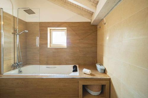 卢安科Las Cerezas Gozón的设有带浴缸和淋浴的浴室。