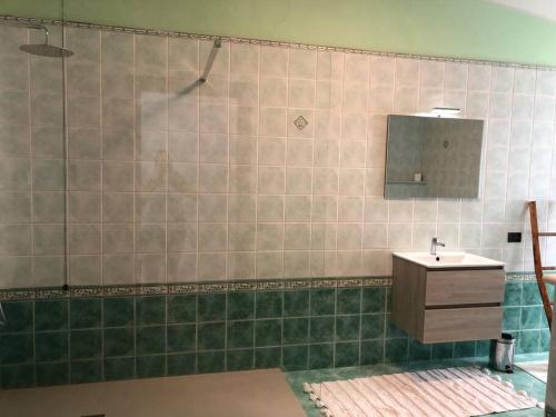多莫多索拉Casa in centro Domodossola self check in的瓷砖浴室设有水槽和镜子