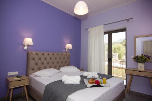 斯陶帕angelastudios-stoupa的一间卧室设有两张紫色墙壁和窗户。
