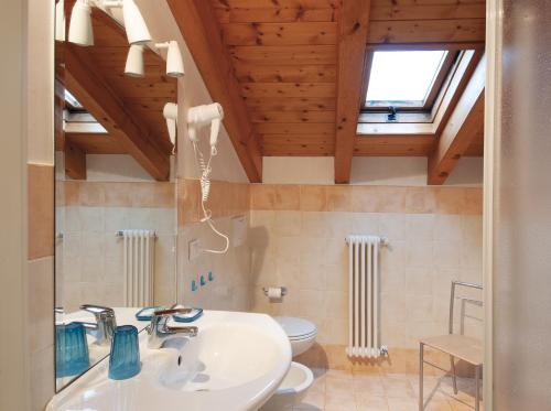 科利科Green Village Accommodations的一间带水槽和卫生间的浴室