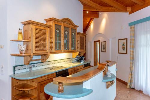 埃普芬多夫Berghof-Chalet的厨房配有木制橱柜和台面