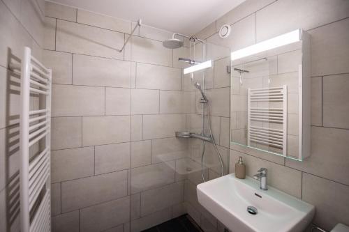 韦齐孔Moderne & helle Wohnung mit Netflix & Bergsicht的白色的浴室设有水槽和镜子