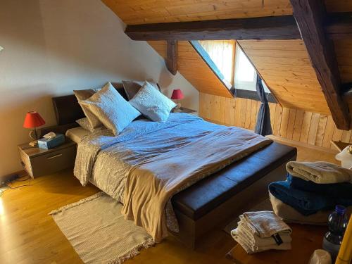 可利镇LA FAVELA的一间卧室配有一张带蓝色床单的床和一扇窗户。