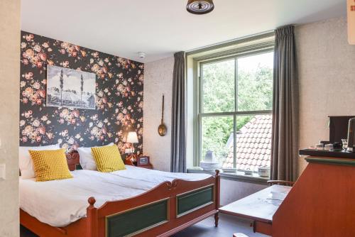 腓特烈斯奥德弗雷德里柯索德酒店的一间卧室配有一张带花卉壁纸的床