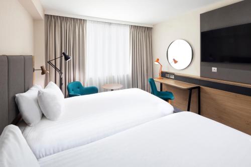 考文垂克文特日M6J2度假旅馆的酒店客房设有两张床和一台平面电视。