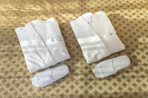 德鲁斯基宁凯德鲁斯金卡列图维Spa大酒店的一双白色袜子和一双鞋