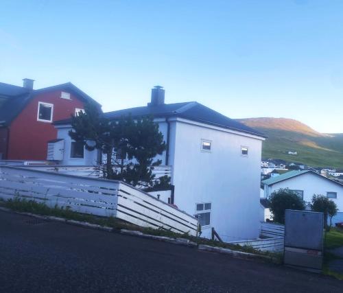 瑟沃格Cosy house near airport的前面有栅栏的白色房子