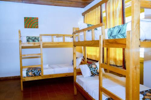 基加利INZOZI AFRICA HOUSE B&B-Kimihurura的房屋内带两张双层床的客房