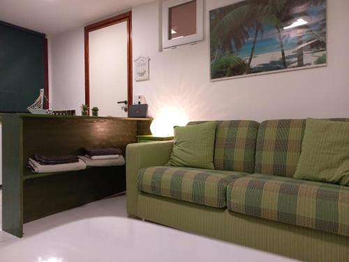 马里纳·迪·波迪斯科Monolocale a due minuti dal mare IUN R4225的客厅配有沙发和桌子