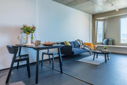 维也纳District Living的客厅配有桌子和沙发
