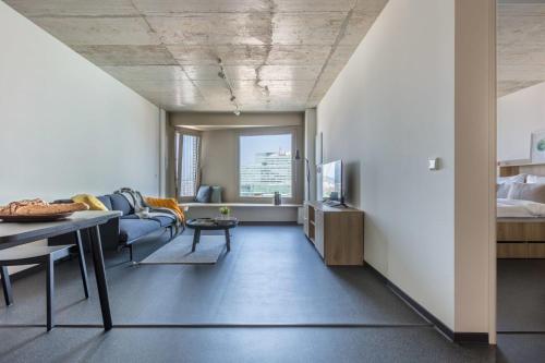 维也纳District Living的客厅配有沙发和桌子