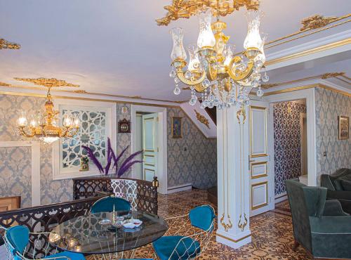 伯萨TAHTAKALE KONAK HOTEL Private & Luxury的客厅配有吊灯和桌椅