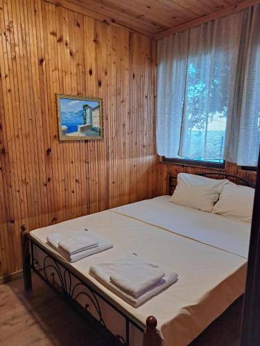 希典Комплекс Джулай Морнинг的木制客房的一张床位,设有窗户