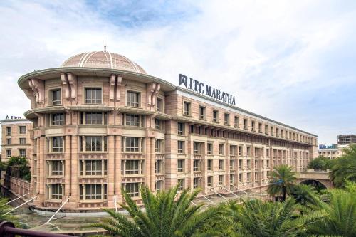 孟买ITC Maratha, a Luxury Collection Hotel, Mumbai的上面有标志的建筑