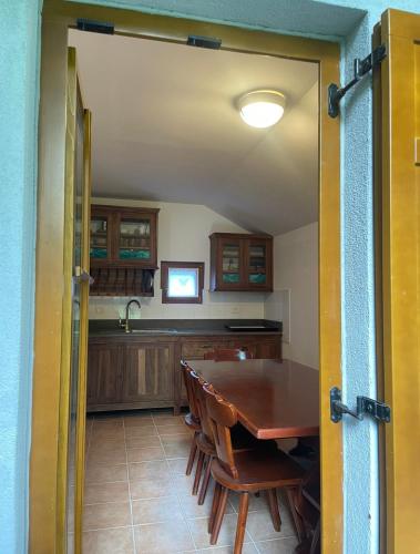 索卡Juliana Cottage的一间带桌子的用餐室和一间厨房