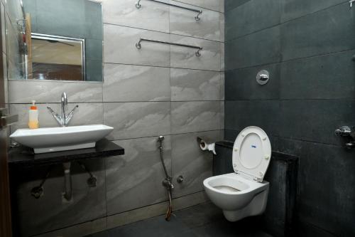 印多尔Stay10 Premium Service Apartments的一间带卫生间和水槽的浴室