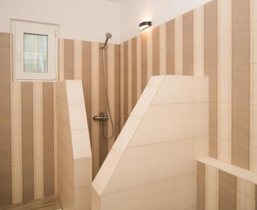 安倍拉斯Villa Zou的带淋浴间和楼梯的浴室