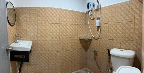 瓜拉弄宾Sungai endau bilik homestay的带淋浴、卫生间和盥洗盆的浴室