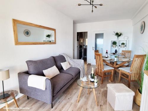 卡拉费尔Sublime sea view apartement的客厅配有沙发和桌子