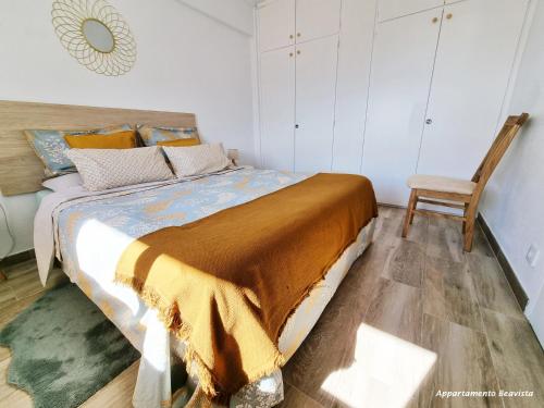 卡拉费尔Sublime sea view apartement的一间卧室配有一张大床和一把椅子