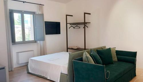 加利波利Torre Assunta Masseria的客厅配有绿色沙发和电视
