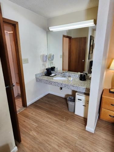 韦斯特莱克WestSpring Inn - Westlake Cleveland的浴室设有水槽和带镜子的台面