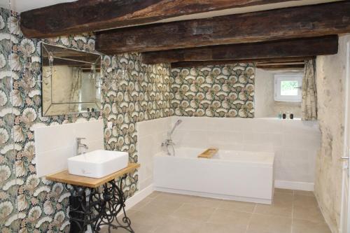 Petite Ferme Embir的浴室配有白色水槽和浴缸。