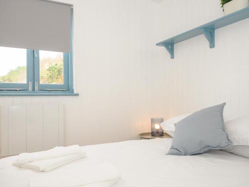 托波因特Solana的白色卧室设有白色的床和窗户