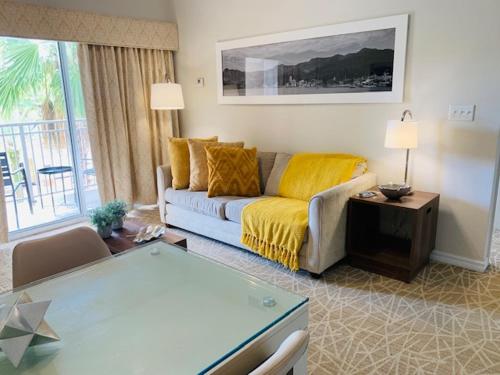 奥兰多Amazing 1 Bedroom Resort 2 miles from Universal的客厅配有沙发和桌子