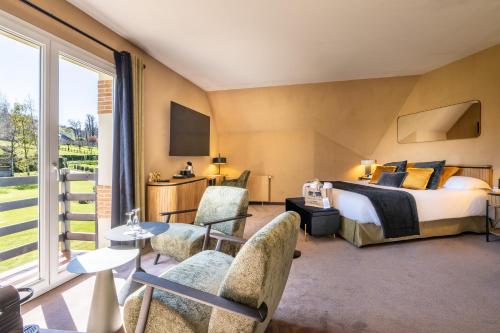 克里克波夫城堡连锁陶瓷与水疗庄园酒店的酒店客房设有一张床和一个大窗户